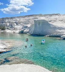 Milos or melos is a volcanic greek island in the aegean sea, just north of the sea of crete. Diakopes Sth Mhlo Gnwriste To Nhsi Ths Afrodiths Poy Exei Polla Na Prosferei