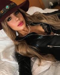 Goodmorning … yes I sleep in my leather 😂😇 see you all tonight 8pm !!!  Here in Chicago !! 🎸❤️✨✨