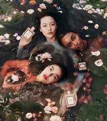 Frasco de Gucci Bloom de cincuenta mililitros expuesto sobre una superficie elegante