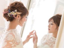 シニヨンのブライダルヘアに花を飾る方法まとめ marry マリー ウェディング ヘアスタイル ブライダルヘア ブライダル 髪型