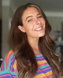 Julia Parker's Instagram, Twitter & Facebook