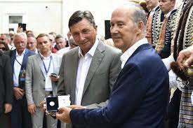 Dubrovački - Borut Pahor je oduševljen, snima selfije. Milanović pozdravlja  okupljene i maše svima, a gradonačečnika Mira Bulja ljudi grle i ljube.  Ipak najveći pljesak u Sinju dobio je naš Lukša Jakobušić!