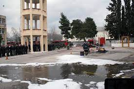 Στο μεταξύ, σύμφωνα με όσα δήλωσε στο open ο πρόεδρος της κοινότητας βιλίων, κώστας μακρυνόρης «οι φλόγες έχουν φτάσει στα δυο χιλιόμετρα από τα βίλια». Zhthmata Pyrosbestikhs Ekpaideyshs