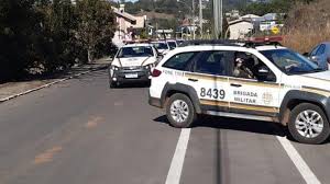 Gosto do trabalho do da cunha, mas como ele faz o trabalho tático e investigativo que é o papel da policia civil, acho embaçado ele ficar mostrando publicamente como a policia age. Apos Cerco Policial Trio Que Roubou Comercio Em Flores Da Cunha E Preso Pela Bm Brigada Militar
