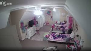 هاكر يخترق كاميرا في غرفة نوم فتاة.. وهذا ما عرضه عليها