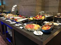 The ambiance is made serene with cascading waterfalls, rock pools, and sculptured gardens just outside the windows; Buffet Spread Sheraton Tower Restaurant Bild Von Sheraton Towers Singapore Singapur Tripadvisor