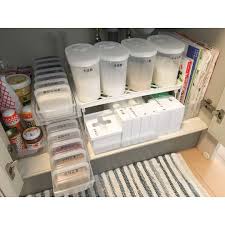 キッチンのシンク下収納は 鍋や調味料など収納するものが多いのに うまく収まらなくてゴチャゴチャしがちですよね ちょっとした工夫やコツでシンク下がスッキリ整理できるなら ぜひ真似してみたい そこで 今回の kufura収納調査隊 は 収納上手な達人たちが実践