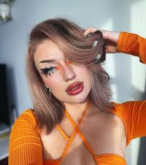 Schmerzhaft": Naomi Jon lässt sich ein Arschgeweih stechen