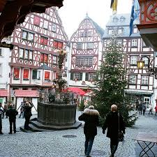 Christmas Market Square In Bernkastel Kues Christmas Markets Europe Christmas Market German Christmas Markets