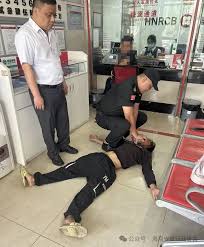 海南农商银行儋州军屯支行高效应对客户突发昏厥事件- 中国日报网