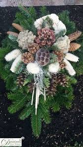 Kuvahaun Tulos Haulle Grabgestaltung Fruhjahr Christmas Urns Cemetery Decorations Christmas Wreaths