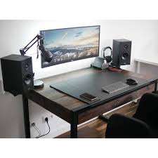 137 Likes 1 Comments Mal Pc Builds And Setups Pcgaminghub On Instagram These Ultra Modern Setups Have S Bureau Studio Bureau Design Bureau A Domicile