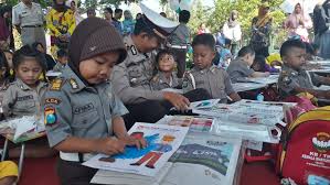 Cara menggambar dan mewarnai polisi lalu lintas untuk anak dengan. Siapa Takut Polisi Acungkan Tangan Wartabromo