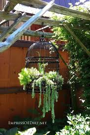 17 Faszinierende Und Preiswerte Bastelideen Fur Den Garten Garden Containers Plants Birdcage Planter
