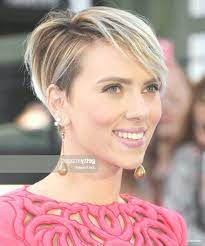 Actress Scarlett Johansson Arrives At The 2015 Mtv Movie Awards At Actress Scarlett Johansson A Pixie Sac Kesimleri Kisa Sac Stilleri Kisa Sac Kesimleri
