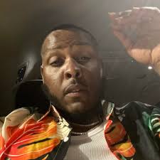 Aaron Wiggins shows love to Nick Collison as the OKC legend gets a standing  ovation from the crowd! 🤩👏