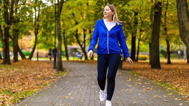 7 Benefits of Walking After Eating | The Output by Peloton
