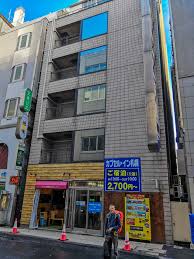 Sleeping in a capsule hotel – wandering sneakers