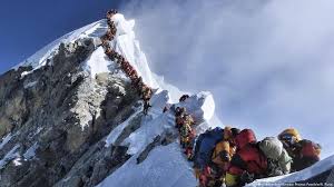 Er bezwang als erster mensch den mount everest ohne sauerstoffmaske, bestieg alle 14 achttausender, bezwang die seven summits und stand auf 3500 gipfeln. Reinhold Messner Einsam Auf Dem Mount Everest Sport Dw 19 08 2020