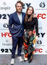Of course, this left people clamoring for more information. Seth Rogen Schneidet Eine Gertenschlanke Figur In Der Navy Wie Er Posiert Mit Ehefrau Lauren Miller Am 92nd Street Y Aktuelle Boulevard Nachrichten Und Fotogalerien Zu Stars Sternchen