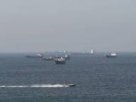 ⚓🚢 ¡POLVORÍN NAVAL! Más de 20 buques cruzaron Ormuz el sábado, la cifra más alta desde marzo. Sin embargo, el experto Marc Weller advierte que la incautación de un barco iraní por