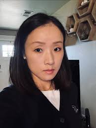 나는 머리랑 화장 이런거 잘 못해. 나 생긴것도 머리결도 그냥 그렇고. 뭐가 잘어울리고 맞는지도 모르겠고. 그냥 한번 해보자  사보자하기엔 미용실도 화장품도 너무 비싸고. 화장도 또래보다 늦게 시작했어. 선크림이랑 파우더만 하고 대학원까지 버텼지.