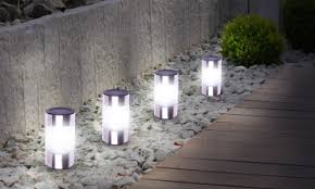 Pour illuminer votre jardin de 1000 feux, jardindeco vous propose de superbes lampes solaires led à planter ou fixer, ainsi que des spots et balises très design. Bornes Solaires Inoxia