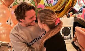 Haar man bas smit ziet een gezinsuitbreiding wel zitten en zegt: Video Bas En Nicolette Pakken Groots Uit Voor Verjaardag Oudste Dochter 100 Nl Magazine