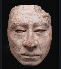 La máscara de estuco maya de Palenque es una de las piezas más  representativas del arte y la cosmovisión de esta antigua civilización.  Data del Periodo Clásico Tardío (600-900 d.C.) y actualmente