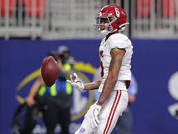 He's the first pass catcher to win the heisman since desmond howard did it in 1991. Bamainsider Heisman Watch Devonta Smith Pulls Ahead With Mac Jones Close Behind