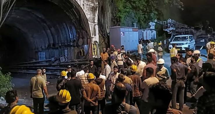 चमोली बोगदा दुर्घटनेत ७ जणांचा मृत्यू; अडकलेल्या कामगारांच्या गळ्यापर्यंत पाणी