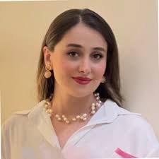 I've been incredibly fortunate to grow my clothing design/product  development business over the last year, and have worked with some amazing  clients. I'm now looking for a junior-mid level…