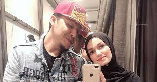 Mohd syamsul bin mohd yusof (21 mayıs 1984 doğumlu) malezyalı bir film yönetmeni, oyuncu ve şarkıcı. Nama Anak Pelakon Kazar Dikaitkan Dengan Isu Rumah Tangga Syamsul Yusof Puteri Sarah Tutup Cerita Lama