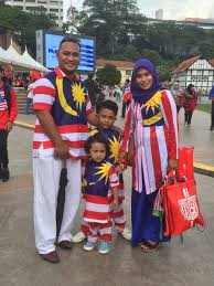 Sehati sejiwa keranamu malaysia jalur gemilang satu malaysia lirik. Jabatan Penerangan Malaysia On Twitter Family Menggayakan Pakaian Jalur Gemilang Sehatisejiwa Harikebangsaan2016