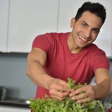 Ich meine das nicht im beleidigenden sinne, sondern meine meinung attila hildmann tut rein gar nichts für den veganismus außer vegane rezepte zu vermarkten. Attila Hildmann Im Interview Die Fleischindustrie Hat Ganz Schon Zu Kampfen Planet Interview