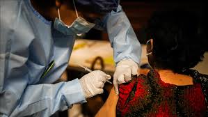 Si tienes indicado por tu médico algún medicamento podrás tomarlo sin que sea un riesgo para vacunarte. Indignacion En Colombia Por Caso De Falsa Vacunacion Contra La Covid 19