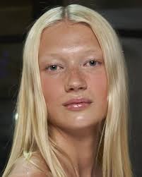 Tren Makeup Era '90-an Dihidupkan Kembali Selama Pertunjukan Musim  Semi/Panas 2022