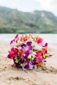 This Colorful Hawaiian Elopement May Make You Throw Wedding Plans In The Fib Hawaiian Wedding Fresh Wedding Flowers Beach Wedding Flowers