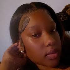 Frustrating shopping experience with long lines and single cashier