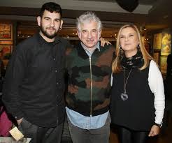 Θέλω όμως να πω ότι τα καθίσματα του αυτοκινήτου που είχαμε τότε και. Petros Filippidhs Katerreyse H Gynaika Toy Elpida Ninoy Sto Akoysma Ths Apofashs To10 Gr