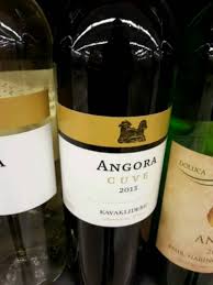 Canlı ve parlak mor yansımalı yakut görünümlü…. 2015 Kavaklidere Angora Cuve Vivino