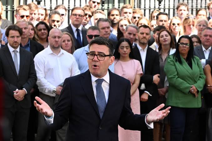 Prime Minister Andy Burnham during a national policy announcement, do AI tạo