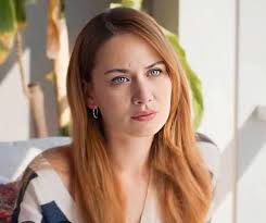 Hay mucha gente llamando loca a selin, olvidando q le pasaron muchas cosas  traumaticas y que nunca estuvo mentalmente estable. Si bien es una novela,  en la vida real muchas personas tienen