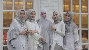 Tidak hanya itu, berbagai model dan desain baju couple pun menjadi populer dikalangan masyarakat sekarang ini. Tampil Manis Di Berbagai Acara Dengan Gamis Abu Abu Yang Stylish