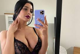 Bomba sexy Lily Adrianne, spectacol gratuit la benzinărie. Cum a reușit să  atragă toate privirile | PRO TV