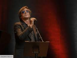 Thomas Dutronc Pose Avec Son Pere Jacques Dutronc Pour Soutenir Le Beau Projet De Francoise Hardy Photo