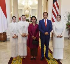 Taims._ don't forget to subscribe :). Berkerudung Putih Comelnya 3 Putri Malaysia Di Istana Bogor Foto 2