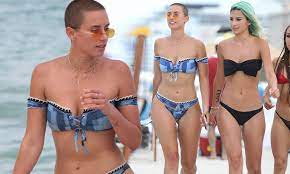 Yesjulz showcases toned bikini body in Miami | Daily Mail Online