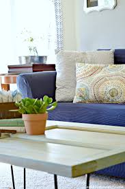 For a rustic home decor look, this furniture project should fit right in your living room. Turn An Old Door Into A Farmhouse Style Coffee Table