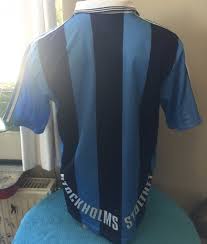 Om du håller på stockholms stolthet så kan du skaffa djurgårdens tröja här i vår djurgården shop online. Djurgarden Home Fotbollstroja 1998 1999
